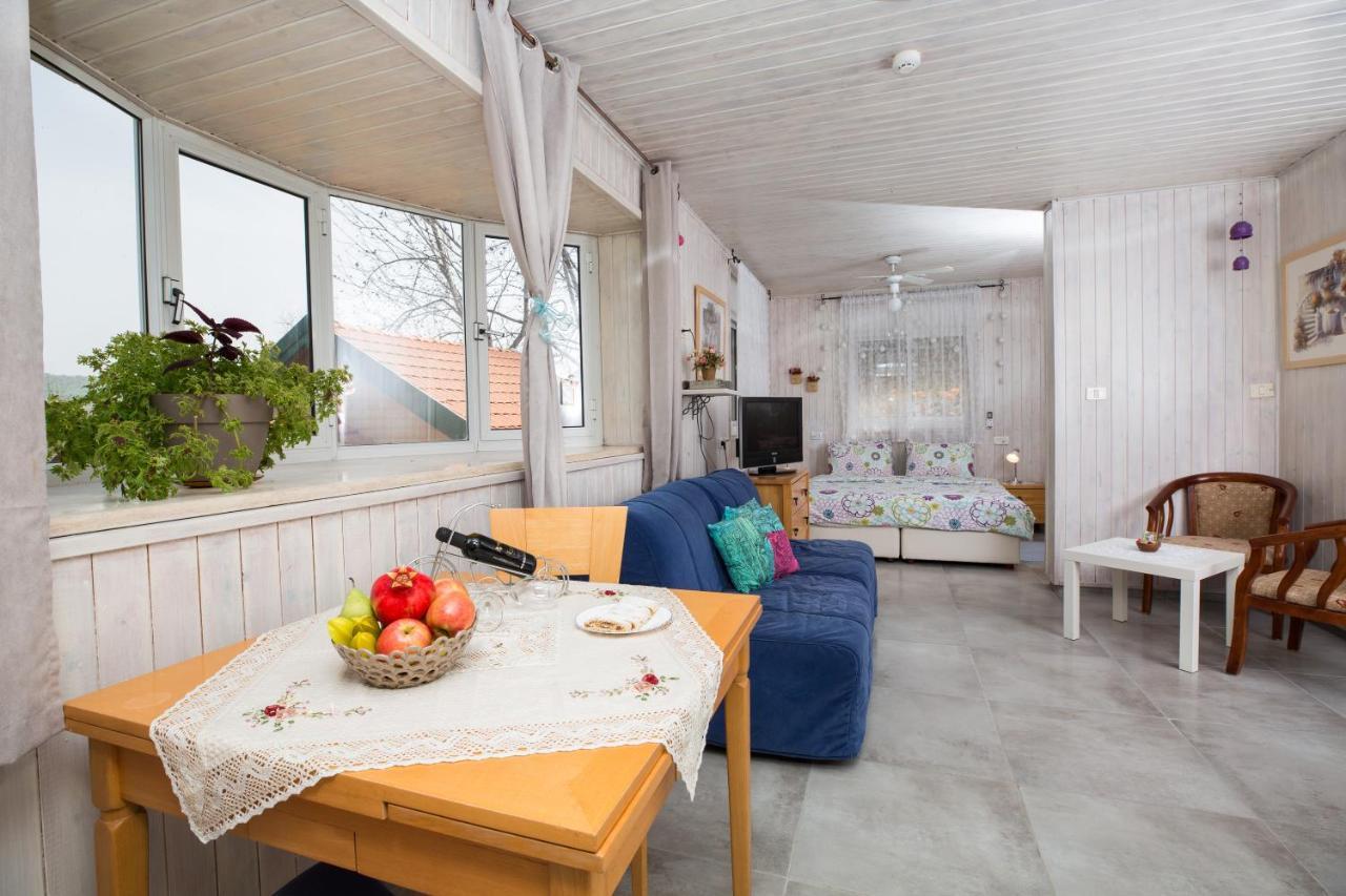 Leyad Hashmura Lodging Yesod Hamaala Exterior foto