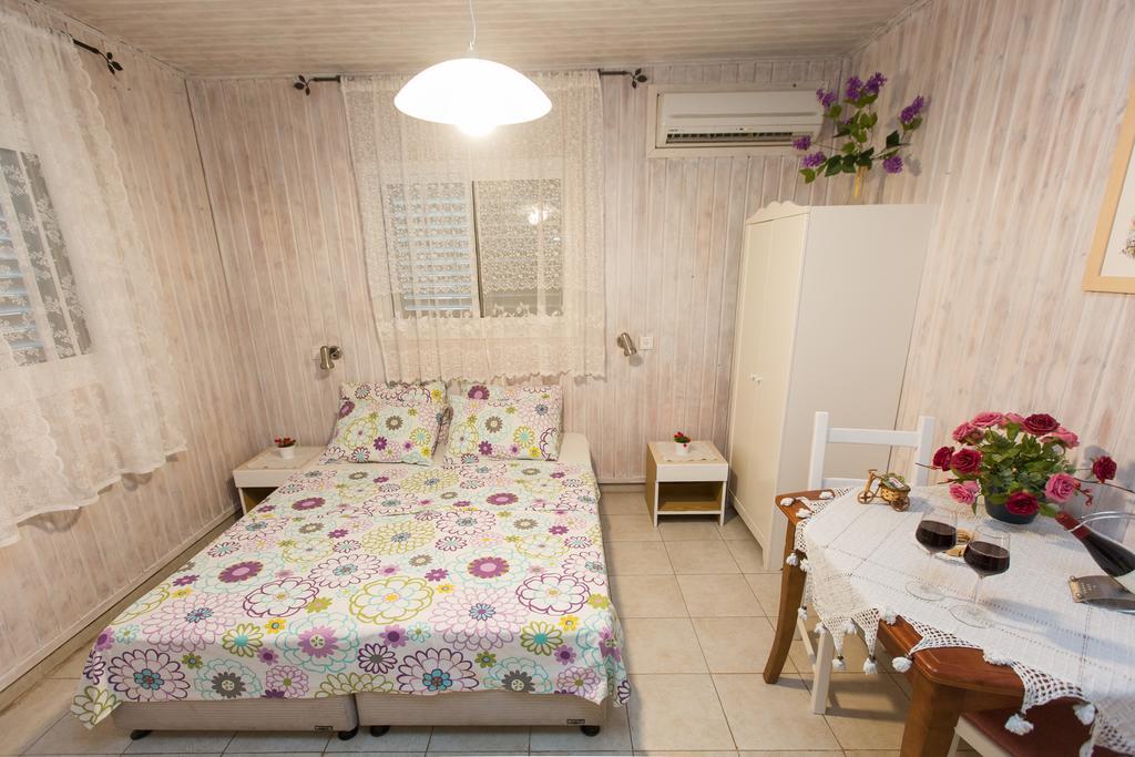 Leyad Hashmura Lodging Yesod Hamaala Exterior foto