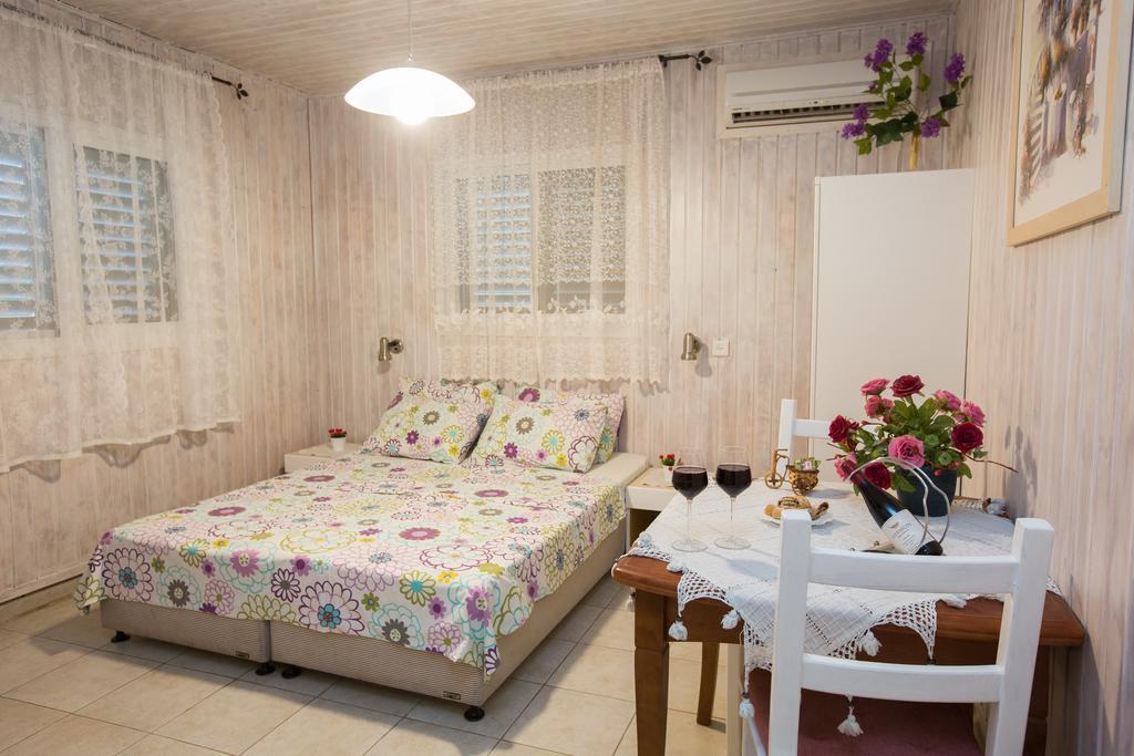 Leyad Hashmura Lodging Yesod Hamaala Exterior foto