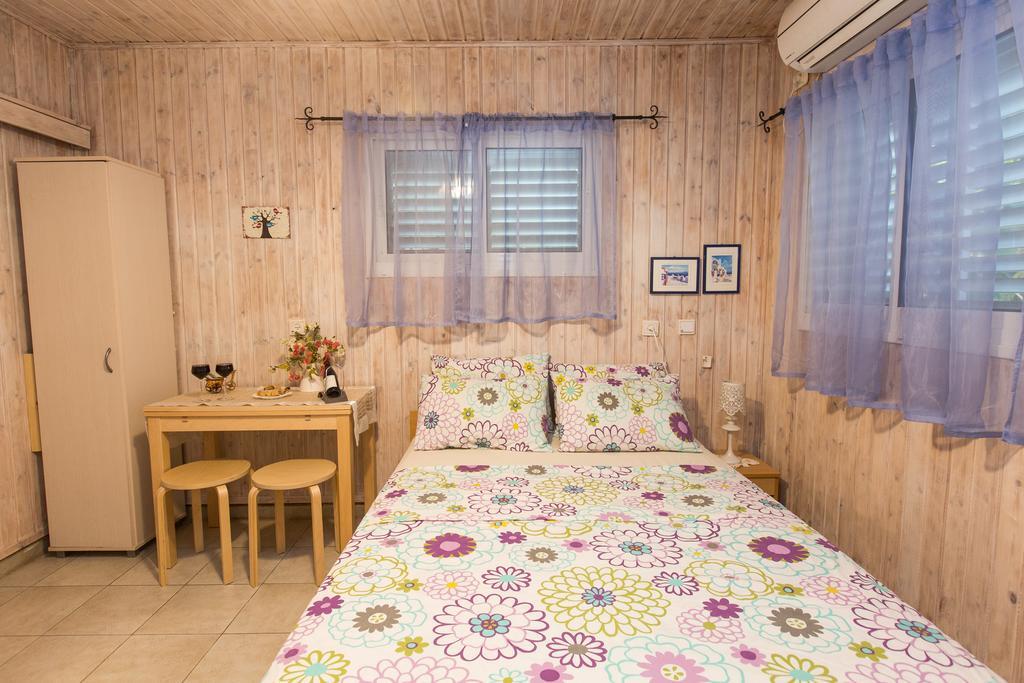 Leyad Hashmura Lodging Yesod Hamaala Exterior foto